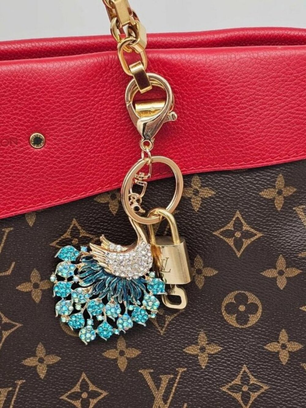 Authentic Louis Vuitton Gold Lock 🔒 Unbranded Peacock Keychain Bag Charm LV - Picture 3 of 9